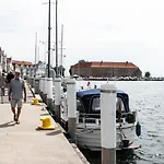 Harbour House 펜션 손더보그